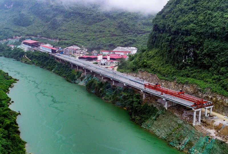 4.來都高速下耕高架特大橋建設現場.jpg